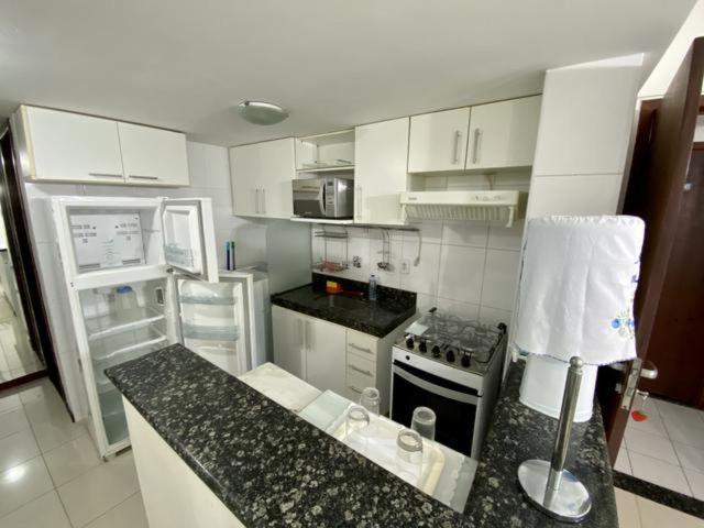 Na Beira De Pajucara - Edificio Casa Bela - Aparamento Com 02 Quartos - Possui Varanda - Vista Lateral Do Mar- Avenida Doutor Antonio Gouveia 77-consumo Eletrico E Pago No Ckeck-out- 1 Kwh E 1,35 Reais - Tem Tela De Protecao Na Varanda E Janelas Apartment